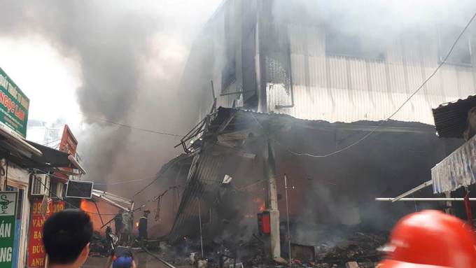 Hàng chục quầy hàng trong khu chợ ở Hà Nội bị thiêu rụi